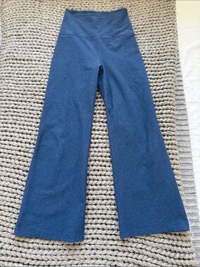 Beyond Yoga. Flared Leggings in Dark Blue